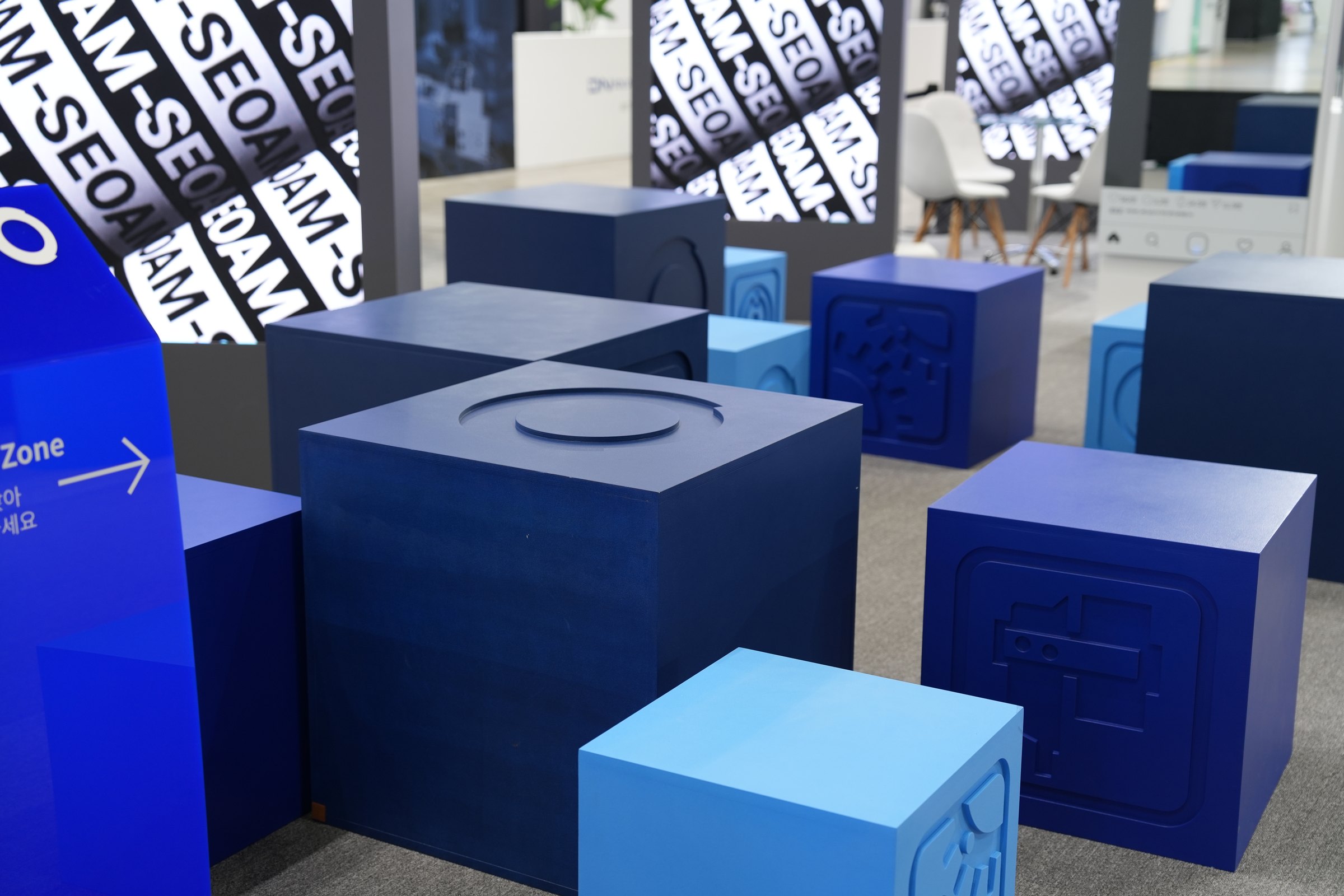 SEOAM booth brand signage angle