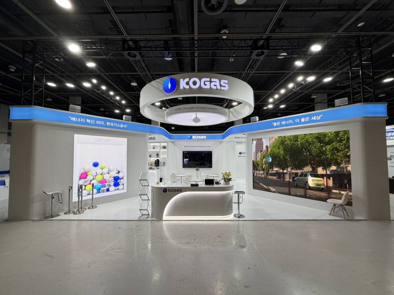 KOGAS 전시 부스 상부의 검정 트러스와 원형 사인 구조