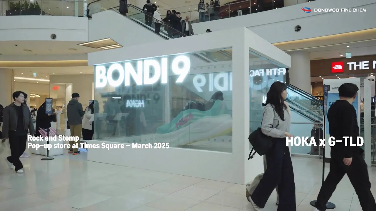 HOKA 성수 팝업스토어의 G-TLD 유리 미디어월